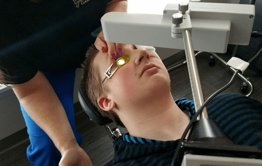 Zesíťování účinně eliminuje keratoconus na začátku jeho vývoje